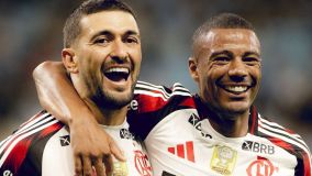 Arrascaeta celebra seu segundo gol pelo Flamengo contra o Grêmio com o companheiro De la Cruz