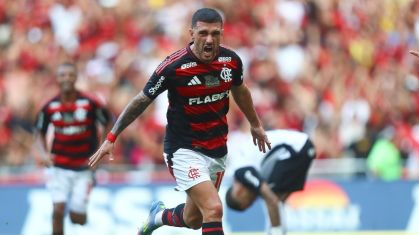 Arrascaeta comemora seu gol em Flamengo x Corinthians