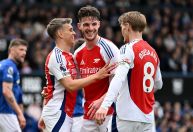 Martinelli marca, Arsenal goleia Ipswich Town e segue na briga pelo título