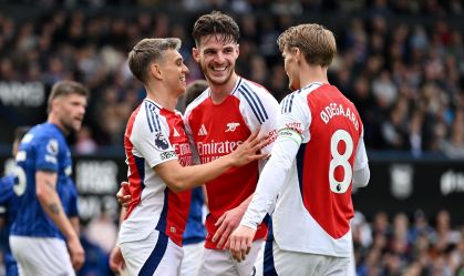 Martinelli marca, Arsenal goleia Ipswich Town e segue na briga pelo título