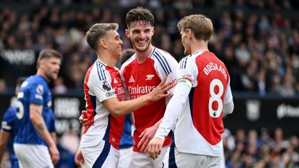 Arsenal celebra em jogo contra o Ipswich Town na Champions League
