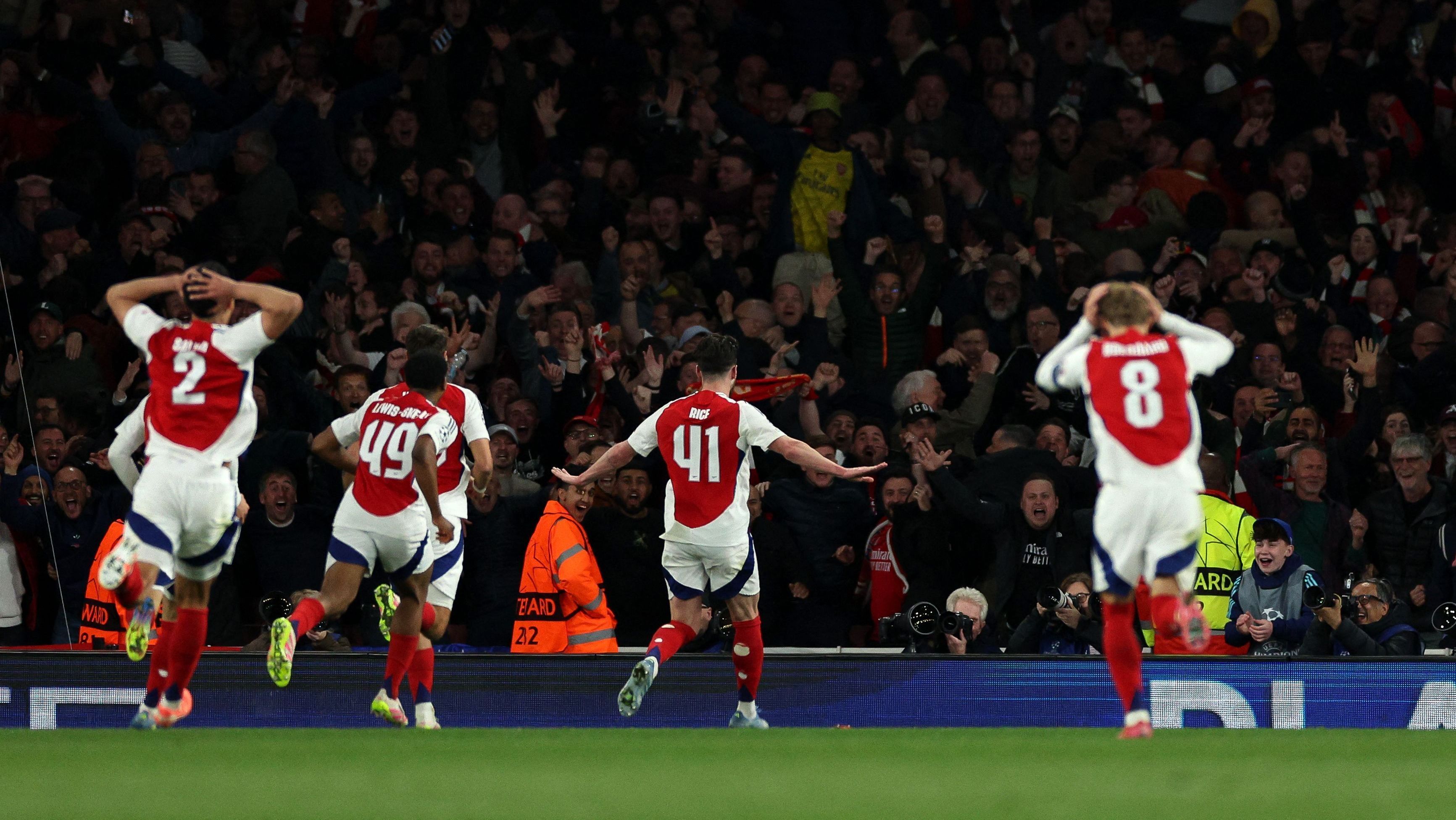 Jogadores do Arsenal comemoram gol de Rice contra o Real Madrid