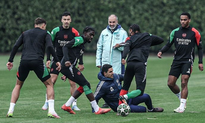 Arteta dá carrinho em jogador do Arsenal durante atividade