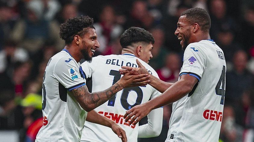 Jogadores da Atalanta celebram gol em jogo contra o Milan