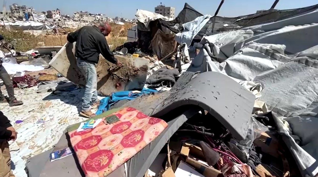 Raed Asaliya em meio aos escombros após recente ataque Israelense • Reuters