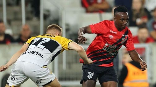 Lance de Athletico-PR x Criciúma pela segunda rodada da Série B