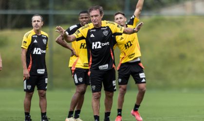Cuca durante treino do Galo