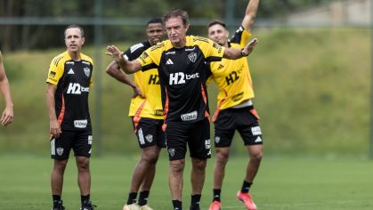 Cuca durante treino do Galo