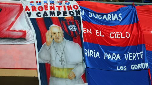Bandeira da torcida do San Lorenzo para o papa Francisco