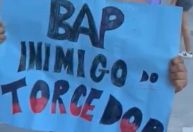 Vídeo: torcedores do Flamengo hostilizam boneco de presidente no Maracanã