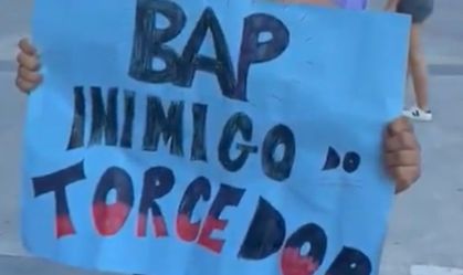 Torcedores do Flamengo protestam contra BAP, presidente do clube