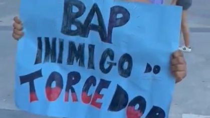 Torcedores do Flamengo protestam contra BAP, presidente do clube