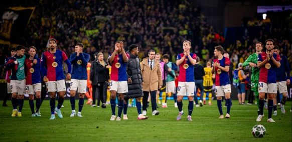 Jogadores do Barcelona festejam com a torcida no Signal Iduna Park após a classificação para a semifinal da Champions