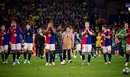 Jogadores do Barcelona festejam com a torcida no Signal Iduna Park após a classificação para a semifinal da Champions