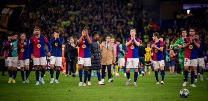 Jogadores do Barcelona festejam com a torcida no Signal Iduna Park após a classificação para a semifinal da Champions