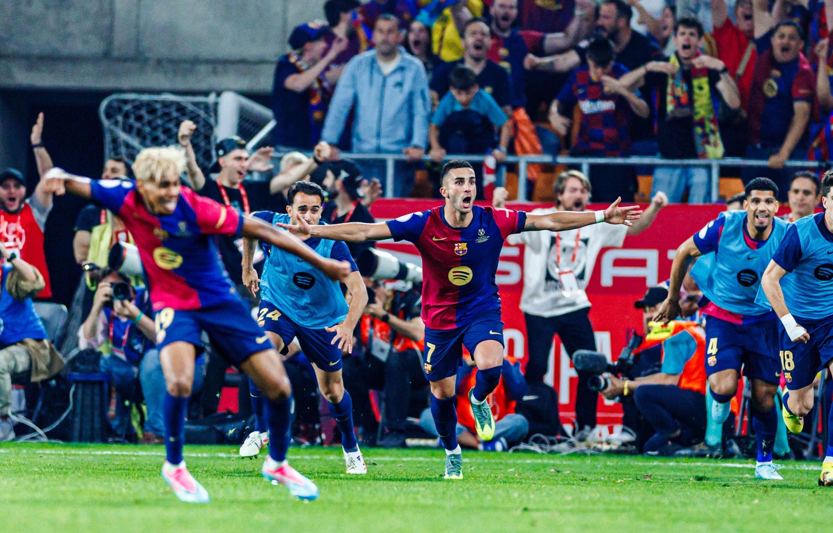 Ferrán Torres celebra com a conquista da Copa do Rei pelo Barcelona
