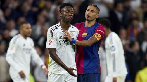 Raphinha e Vinicius Júnior em clássico entre Barcelona e Real Madrid