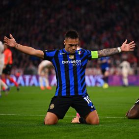 Lautaro Martínez comemora gol da Inter sobre o Bayern