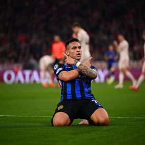 Lautaro Martínez comemora gol da Inter sobre o Bayern