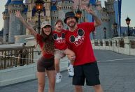 Ex-casal Bianca Andrade e Fred Bruno viajam juntos e levam filho à Disney