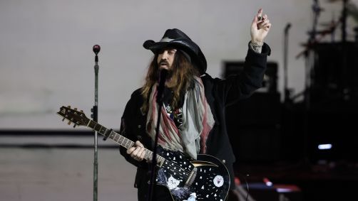 Billy Ray Cyrus postou foto com Elizabeth Hurley na Páscoa