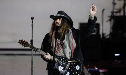 Billy Ray Cyrus assume relação com atriz de "Gossip Girl"; saiba qual