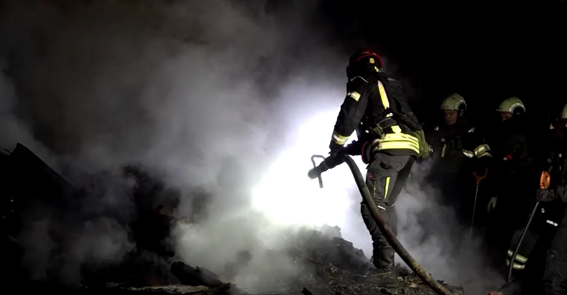 Bombeiros ucranianos combatem incêndios em Kharkiv após ataque de drones russos.