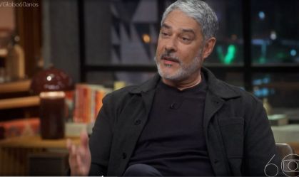 William Bonner lembra cenas de sexo explícito passando na redação: "Pânico"