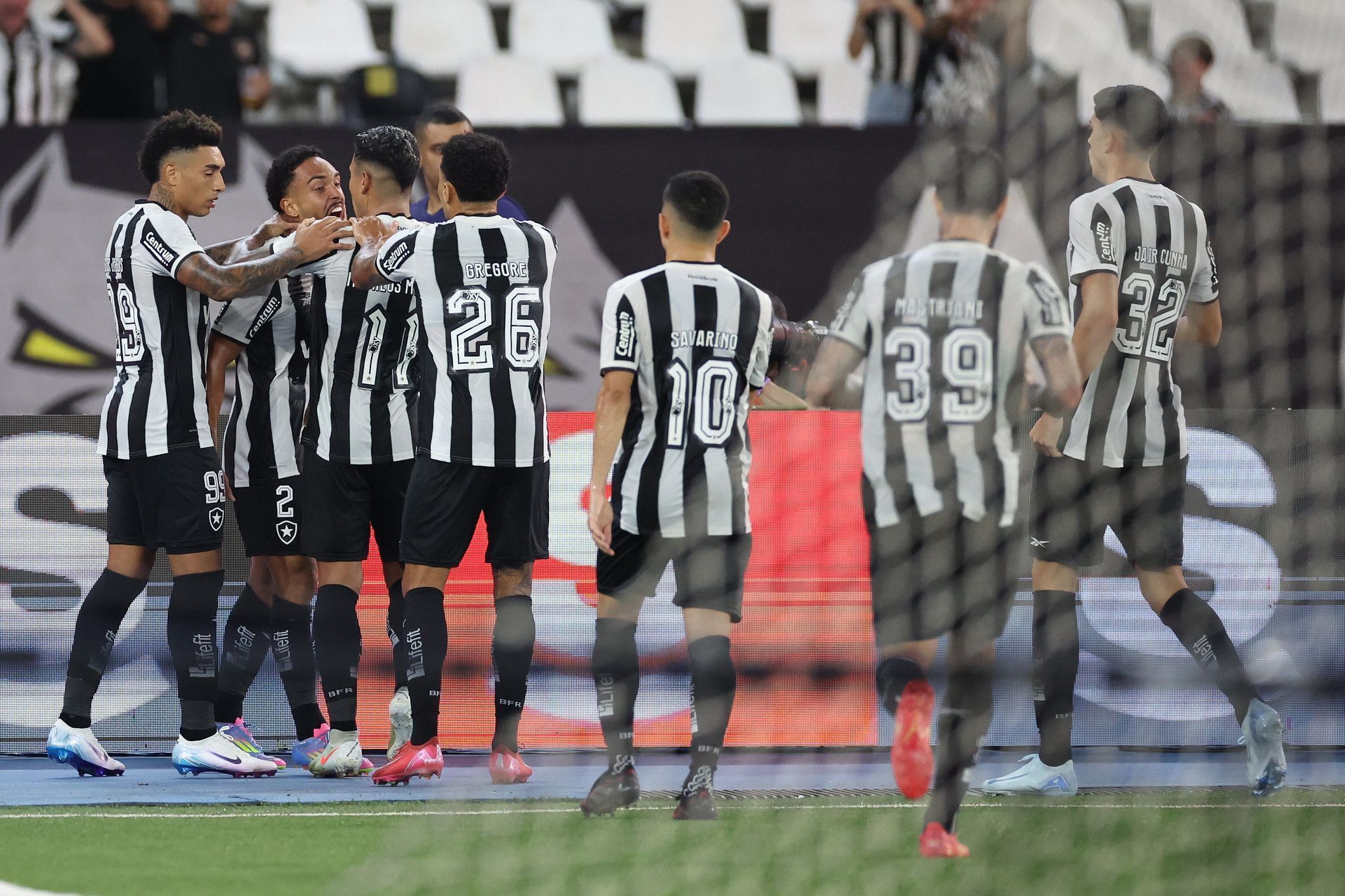 Jogadores do Botafogo comemoram o gol de Vitinho na vitória sobre o Fluminense pelo Brasileirão