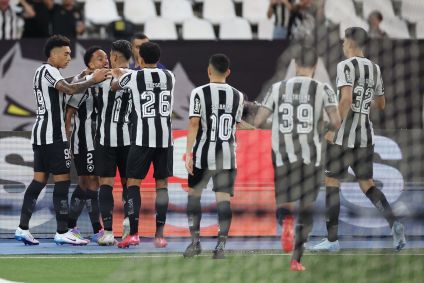 Jogadores do Botafogo comemoram o gol de Vitinho na vitória sobre o Fluminense pelo Brasileirão