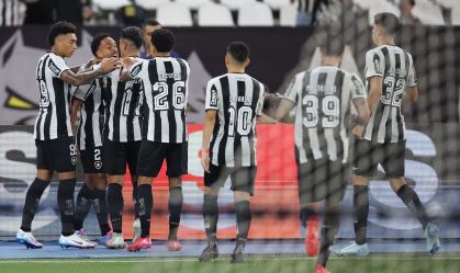 Jogadores do Botafogo comemoram o gol de Vitinho na vitória sobre o Fluminense pelo Brasileirão