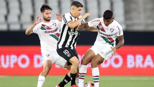 Jogadores do Botafogo e Fluminense em partida do Carioca