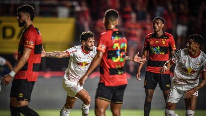 Juninho Capixaba comemora o gol contra o Sport na Ilha