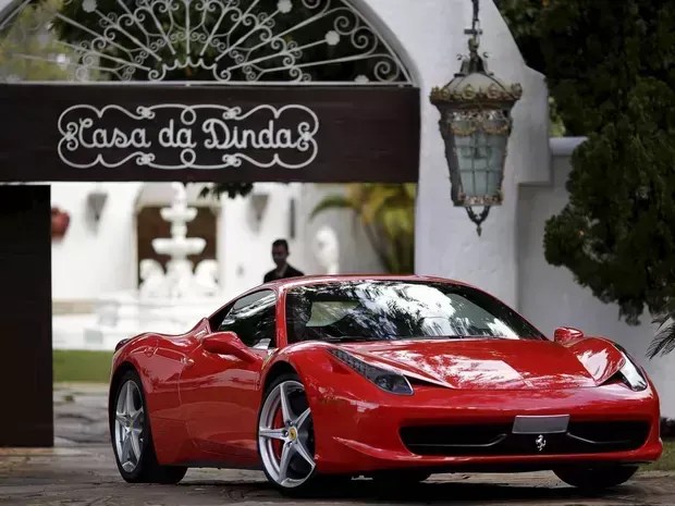 Ferrari 458 Italia apreendida na casa de Collor, em Brasília, em 2015 • Ueslei Marcelino/Reuters