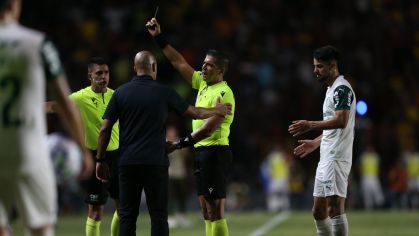 Bruno Arleu de Araújo, árbitro de Sport 1 x 2 Palmeiras, aplica cartão amarelo