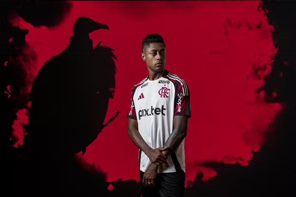 Bruno Henrique em ação de lançamento do novo uniforme do Flamengo • Divulgação/CRF
