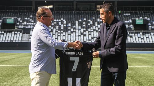 John Textor, dono da SAF do Botafogo, aperta mão do técnico Bruno Lage em apresentação