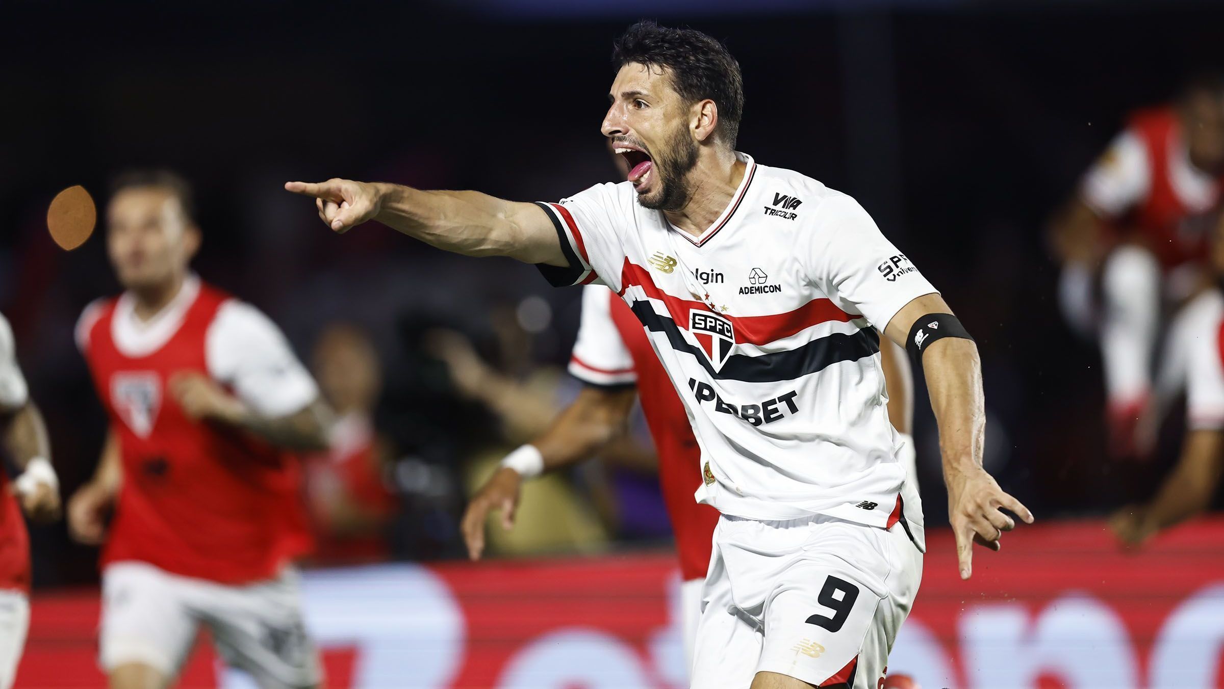 Calleri comemora gol pelo São Paulo