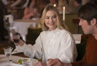 Atriz de "Emily em Paris" decide deixar série: "Explorar novos horizontes"