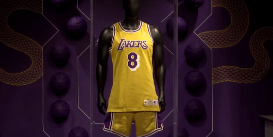 Camisa usada por Kobe Bryant na estreia do Los Angeles Lakers