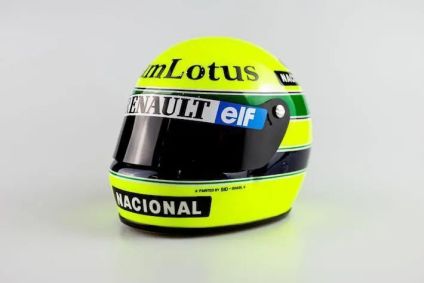 A réplica do capacete utilizado por Senna em sua primeira vitória na F1