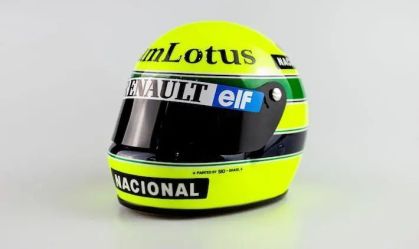 A réplica do capacete utilizado por Senna em sua primeira vitória na F1