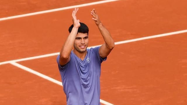 Carlos Alcaraz vence e se classifica para as quartas de final do ATP de Barcelona