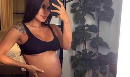 Carol Peixinho exibe barrigão e ganha declaração de Thiaguinho
