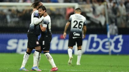Carrillo e Romero comemoram gol do Corinthians sobre o Racing-URU