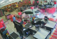 Vídeo: Carro desgovernado invade supermercado no RJ