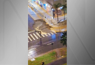 Temporal provoca abertura de cratera em São Vicente; veja imagens