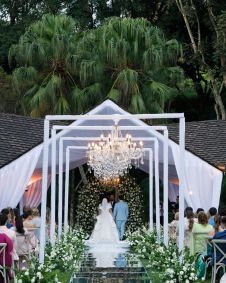 Lucas Cardi se casou com a atriz Thuani Todeschini em uma cerimônia luxuosa na cidade de Campinas