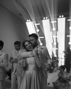 Lucas Cardi se casou com a atriz Thuani Todeschini em uma cerimônia luxuosa na cidade de Campinas