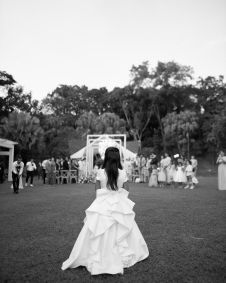 Lucas Cardi se casou com a atriz Thuani Todeschini em uma cerimônia luxuosa na cidade de Campinas